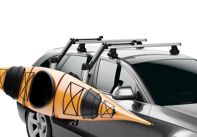 Hullavator Pro lyfter upp kajaken från sidan av bilen