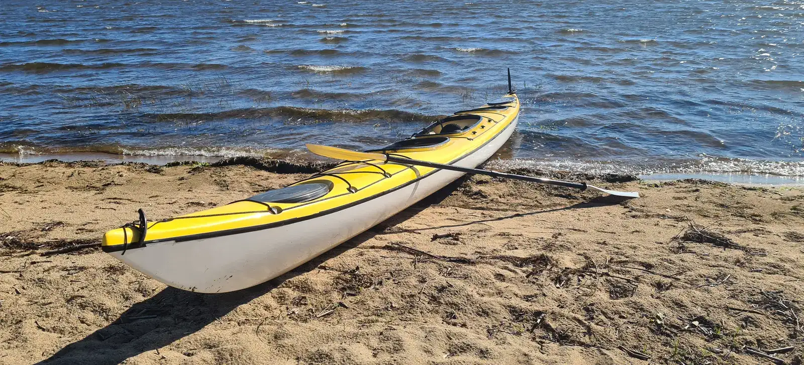 Svens gula havskajak på stranden vid Flisberggrundet i Umeälvens delta