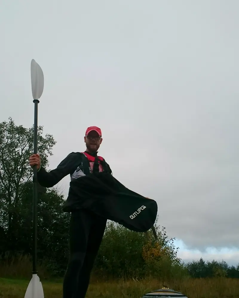 Sven med paddeln bredvid kajaken