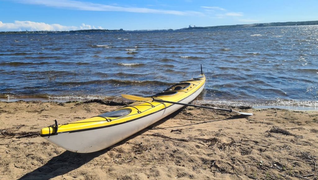 två-sitsig kajak, strand i umeåälven